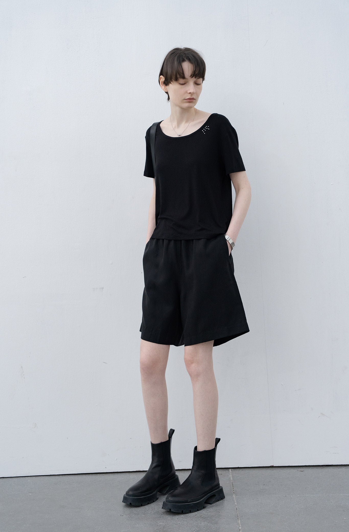 Embroidered Lina low-cut sew / T-shirt