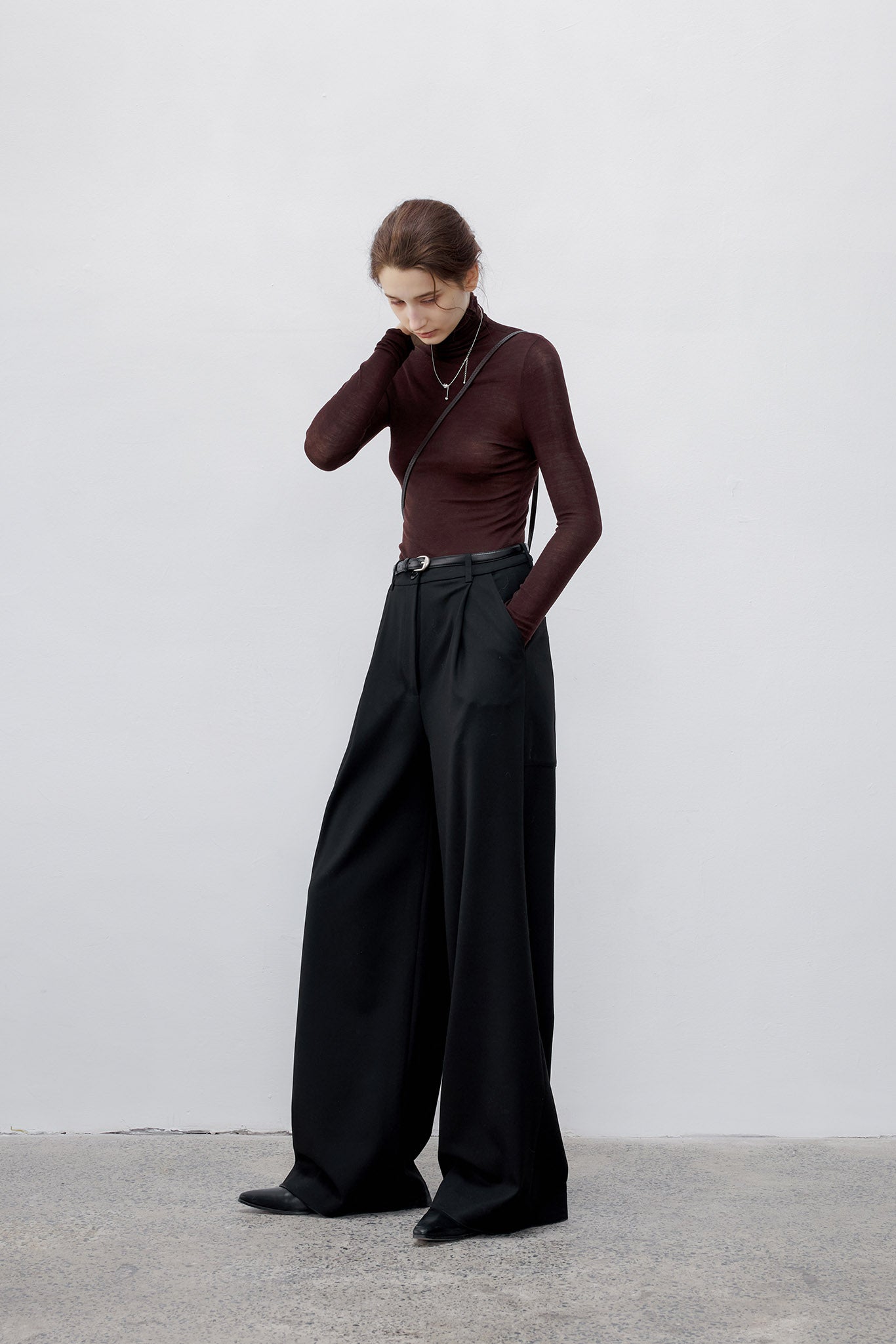 [tageechita] "T" embroidered Lina low straight pants