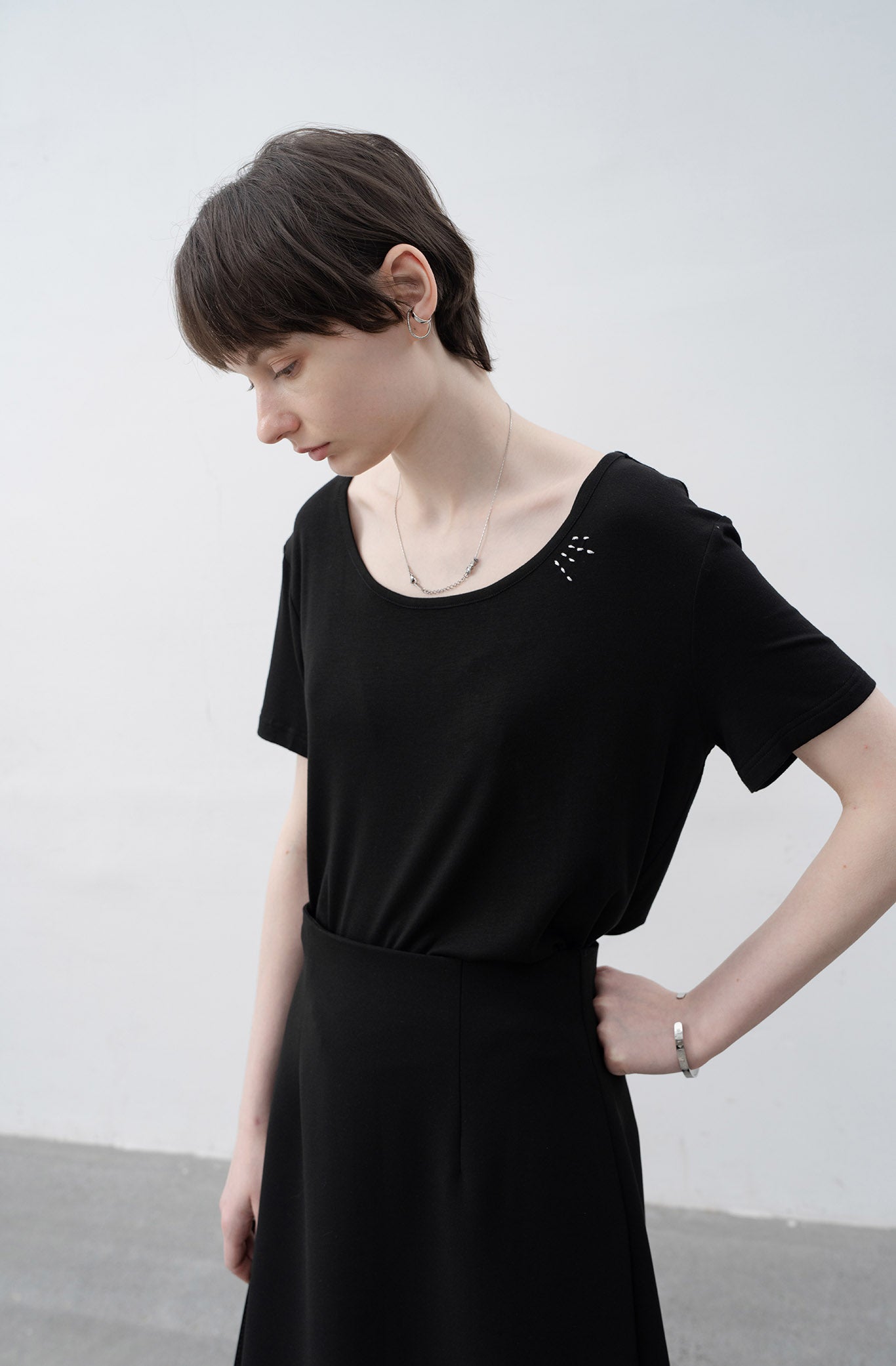 Embroidered Lina low-cut sew / T-shirt