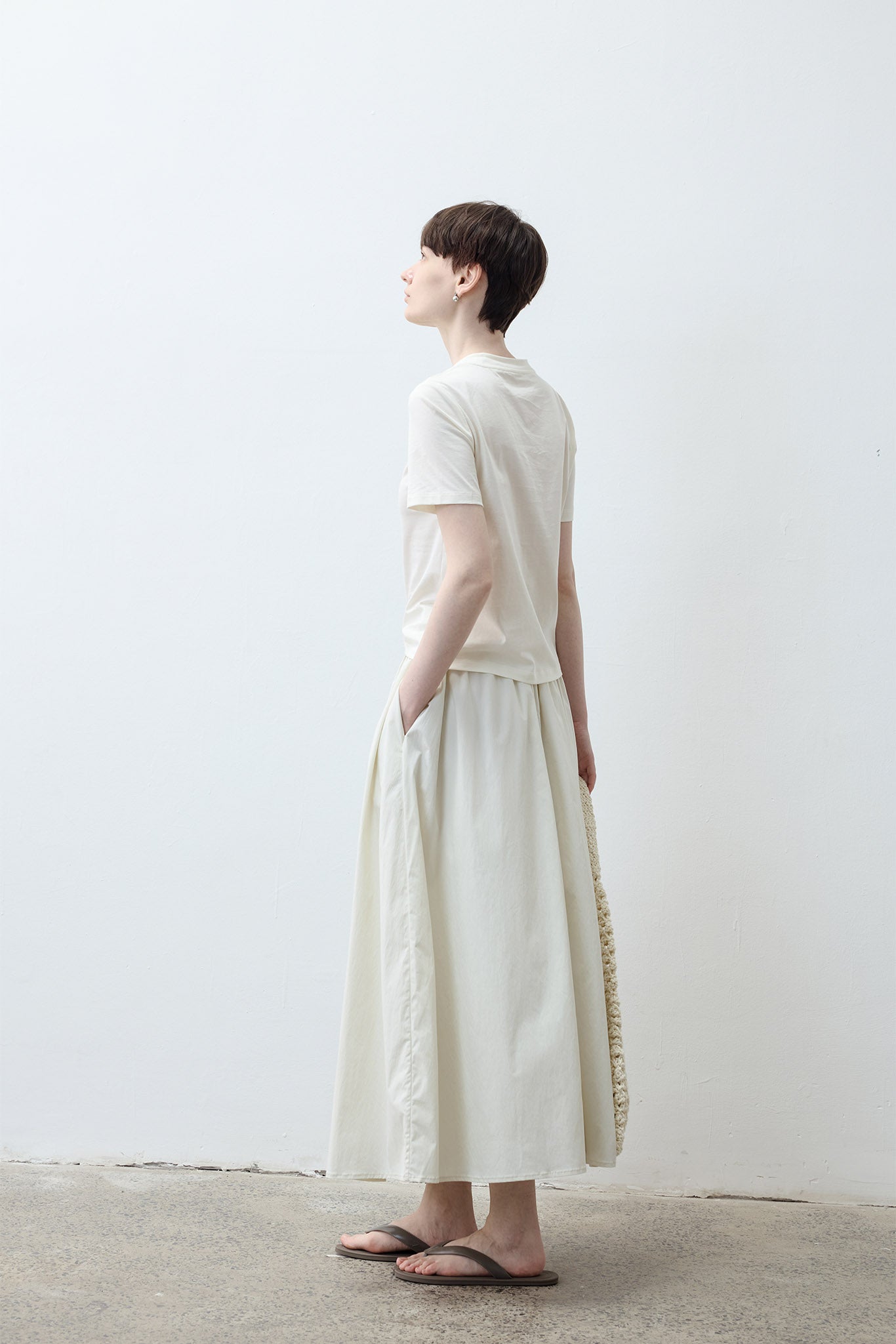 [tageechita] "T" embroidered Lina low straight pants