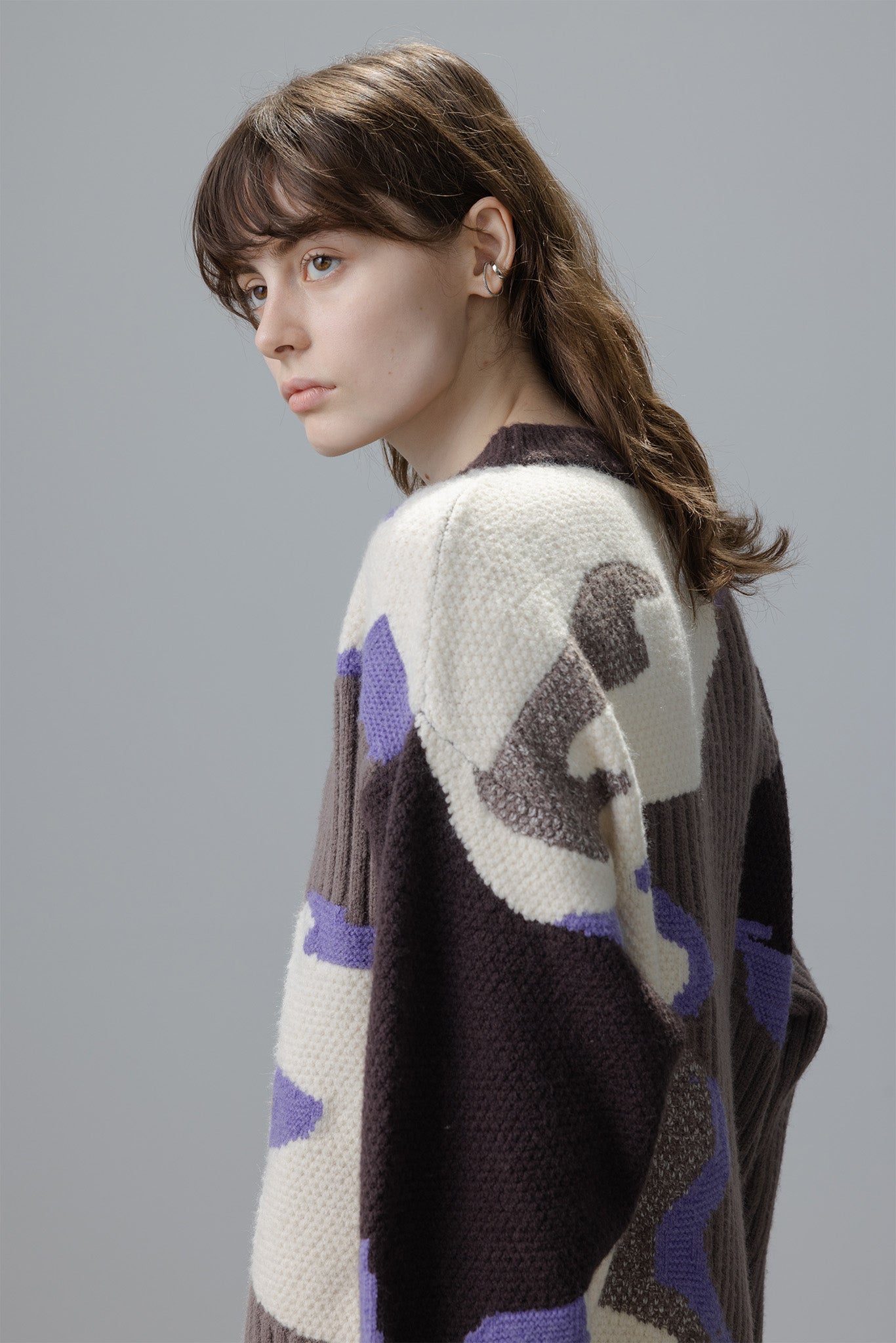 Abstract pattern color scheme jacquard round neck over knit pullover 