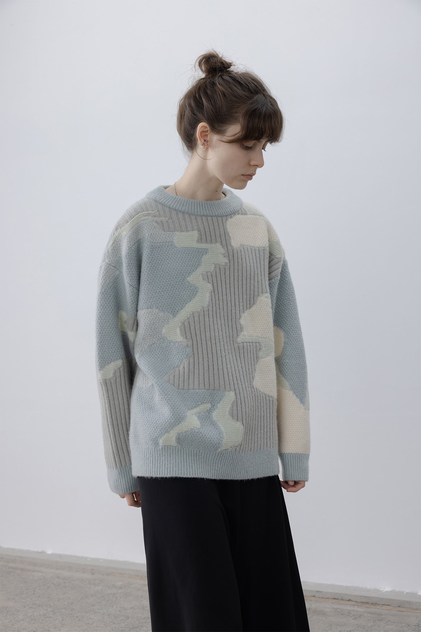 Abstract pattern color scheme jacquard round neck over knit pullover 