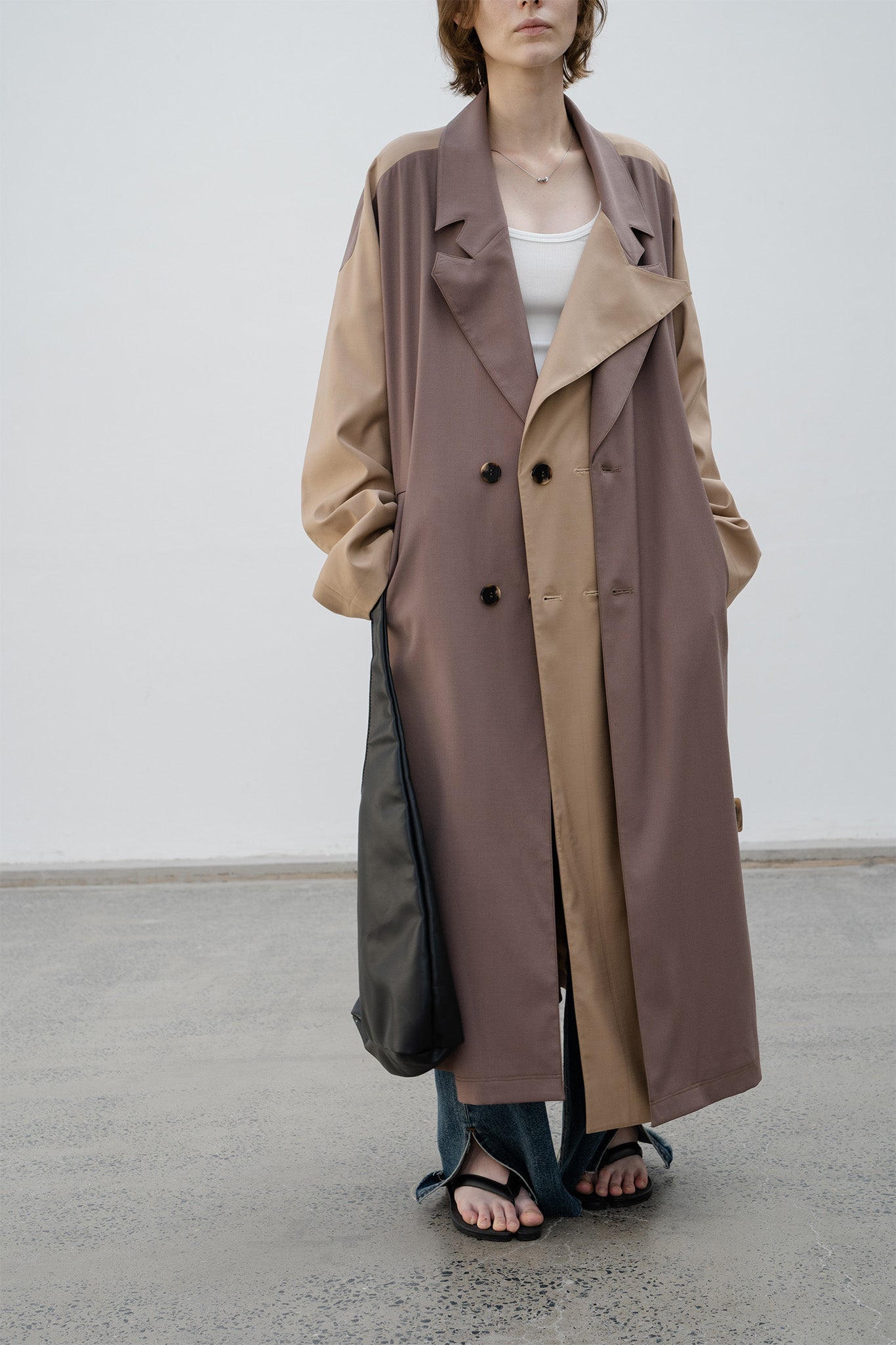 Layered bicolor oversilhouette trench coat 