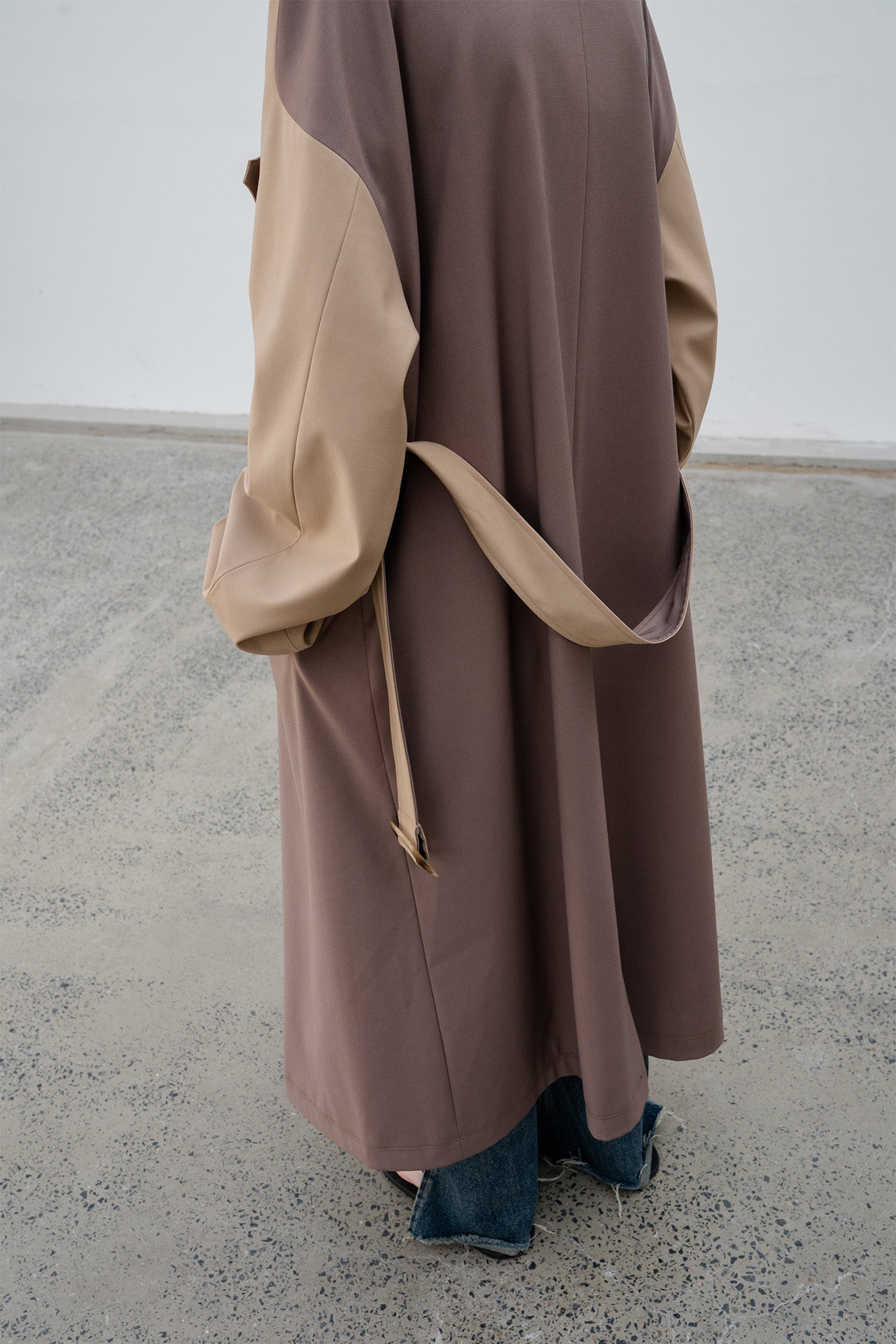Layered bicolor oversilhouette trench coat 