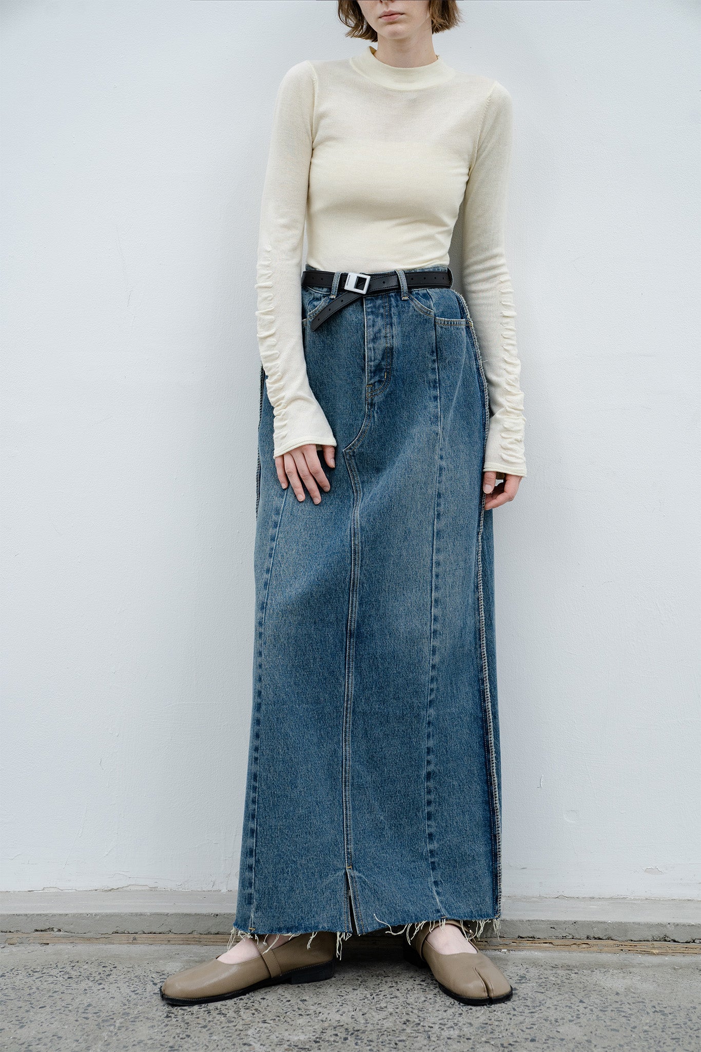 Back slit maxi length tight denim skirt 