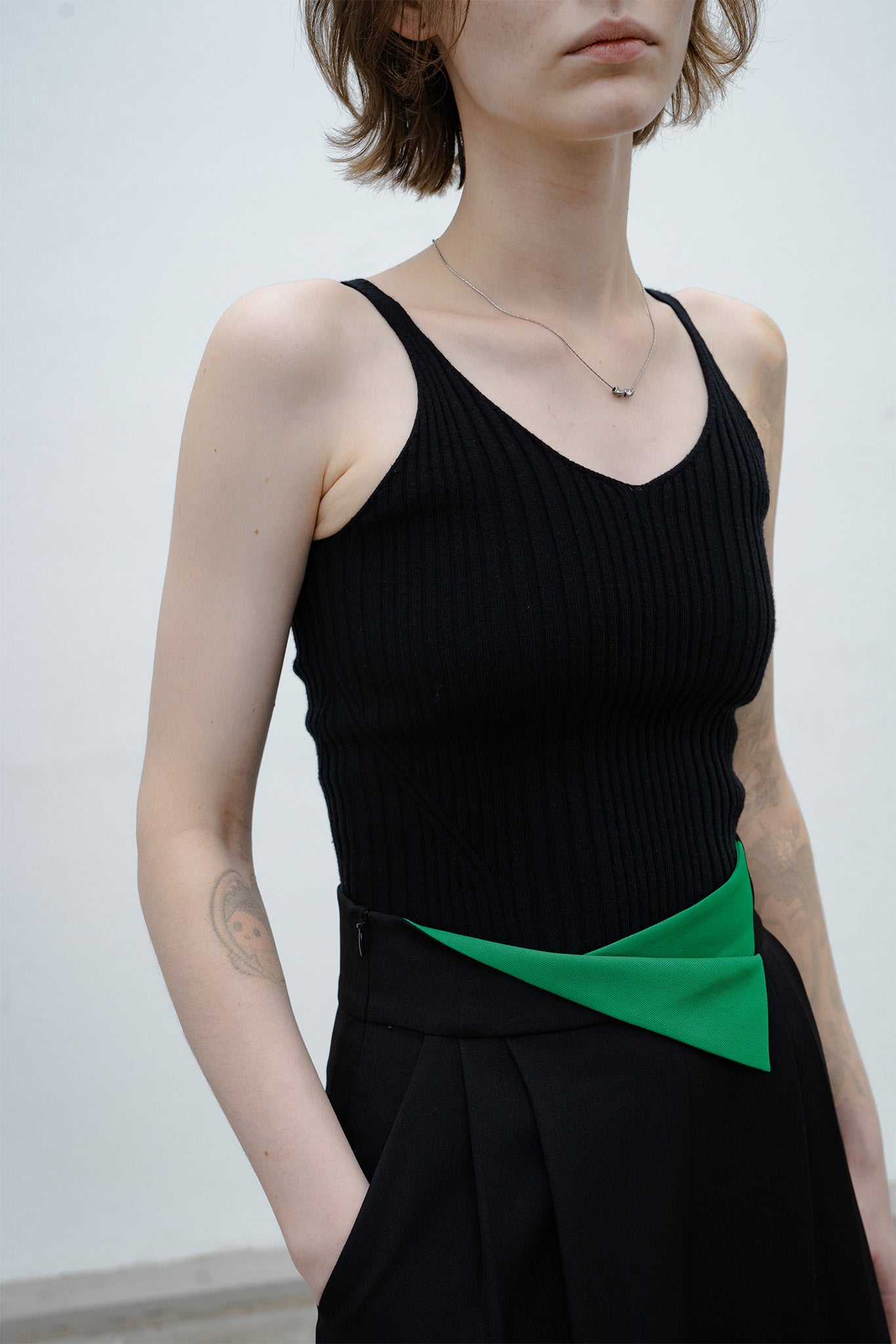 Cropped rib knit V-neck camisole / short length / tank top 