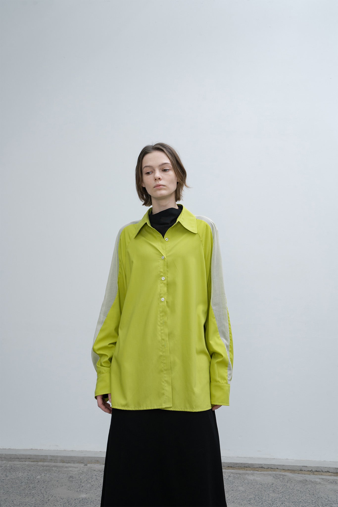 Sleeve line switching loose silhouette shirt 
