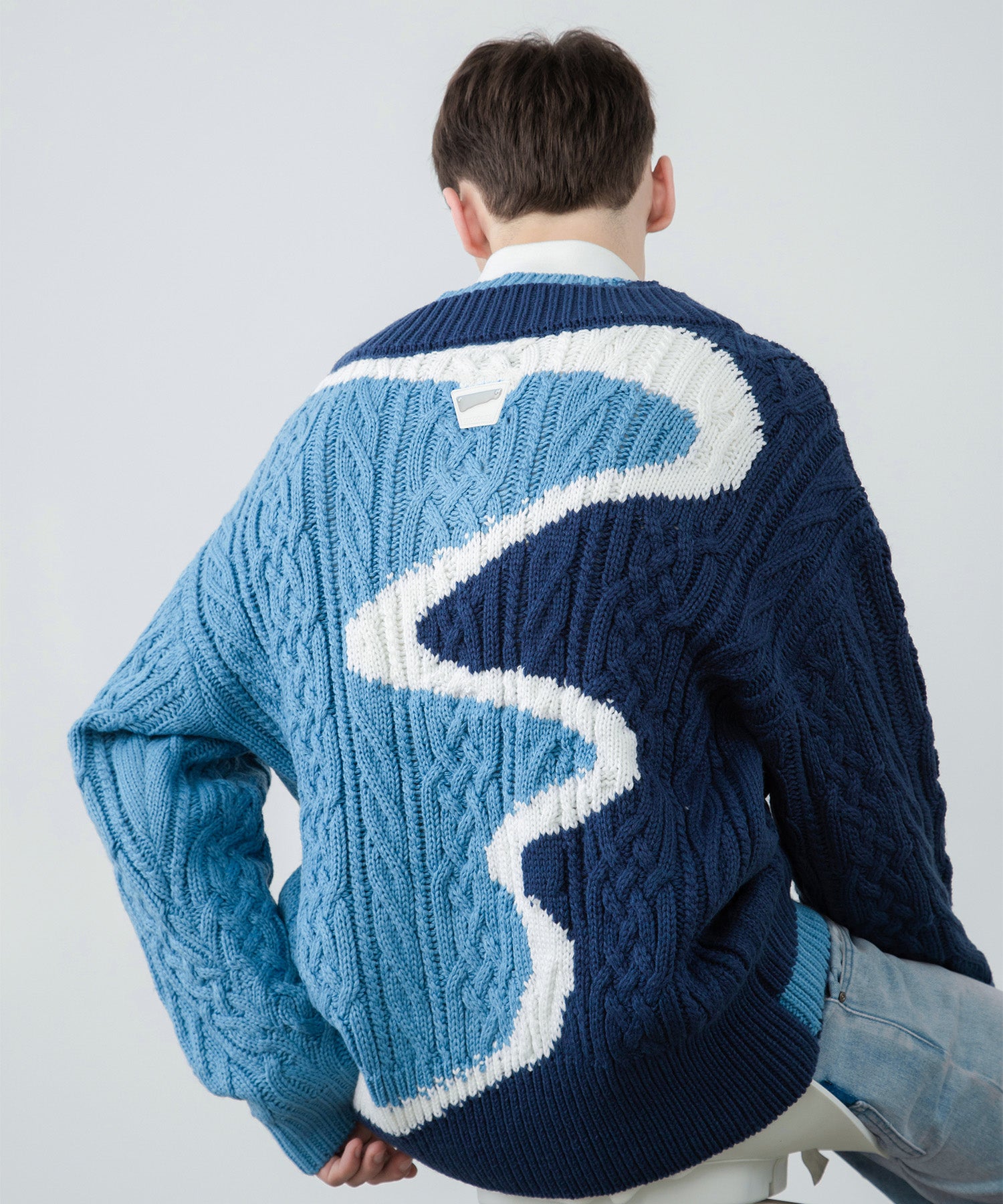 Abstract pattern jacquard over V-neck knit 